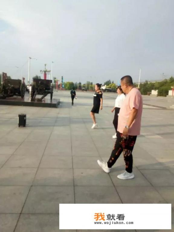 对一个跳舞走火入魔的男人，女人该怎么办？是制止还是放任