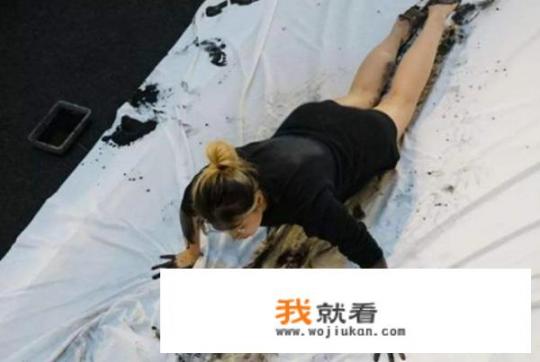 95后美女蒋涵萱的“人体书法”火了，但这真的是艺术吗