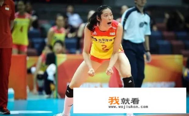 颁奖时被队友罗宾逊强吻，合影时遭“迷妹”对手加比搂腰，朱婷靠什么成为“万人迷”