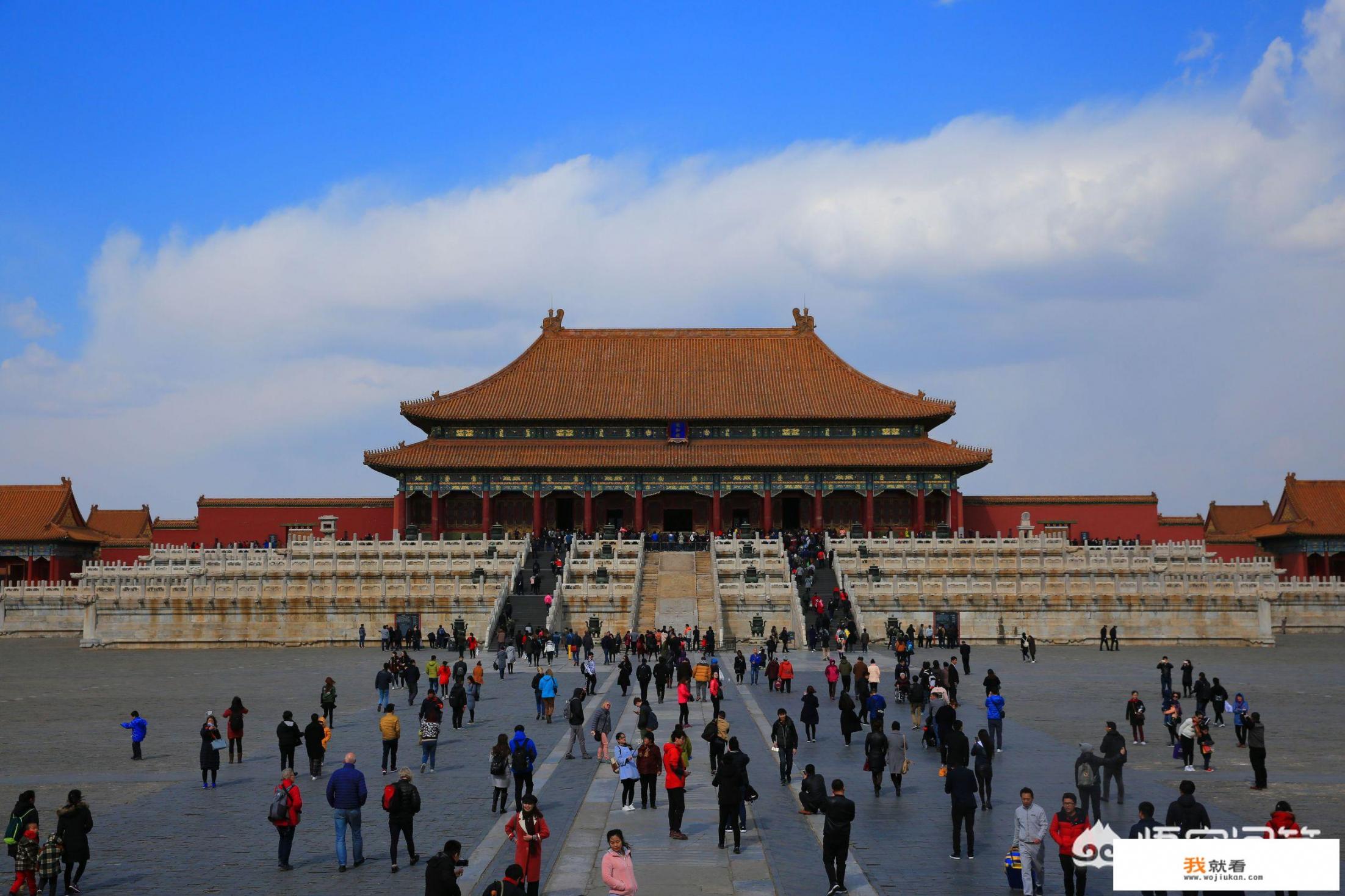 当你第一次和男朋友去旅游，会住一个房间吗_去北京旅游，自己旅游好还是跟旅游团好