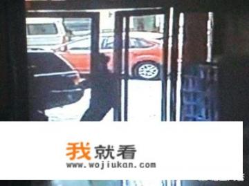 泰州女子手拿酒瓶跳河：至少3名路人跳河救人，其中一位损失了钱包驾照身份证, 你怎么看_泰州老年公交卡在哪交费