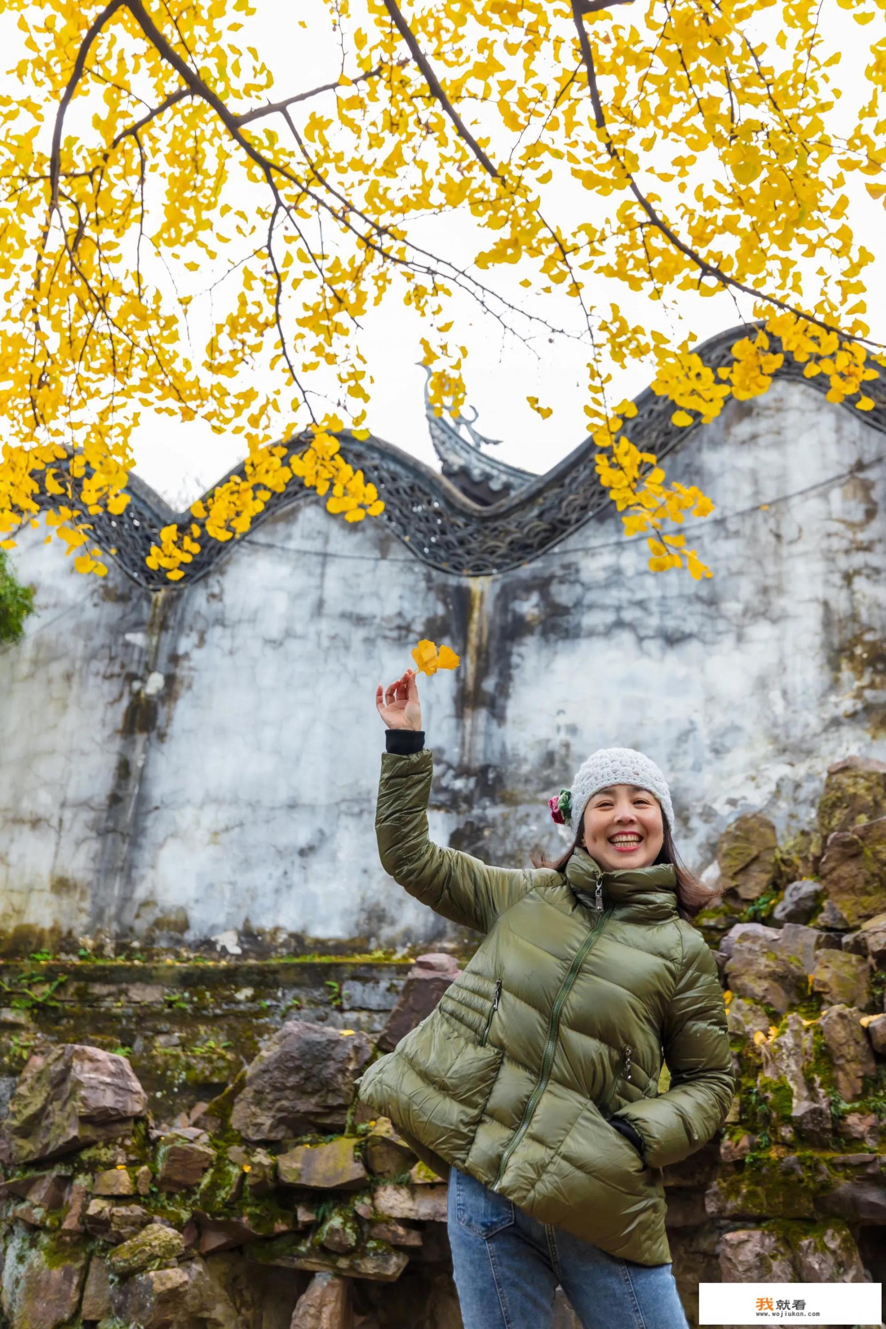 在探索世界之美的旅途中，是否仅携带一枚16-35mm的镜头就能满足风景与人像摄影的双重需求，常常成为摄影爱好者的考量焦点，确实，行囊的轻重与捕捉瞬间的完美总是处于微妙的平衡之中，个人的经验告诉我，16-35mm这个广角变焦镜头，在欧洲的街头巷尾尤为得力，它不仅能捕捉到宏大的建筑全景，让每座城市的轮廓在照片中展现出震撼的视角冲击力，而且在人像摄影时，利用35mm端，能够有效控制畸变，为人物肖像带来自然和谐的构图。