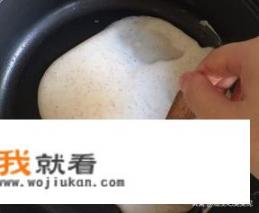 请问您想知道如何制作美味可口的路边摊鸡蛋饼吗？请看以下步骤：