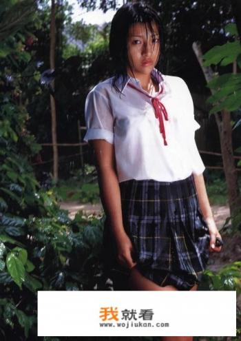 雨中漫步的女人文案？
