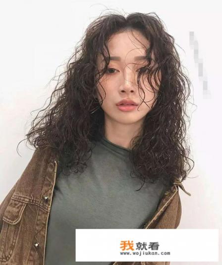 羊毛卷发型适合微胖的女生吗？