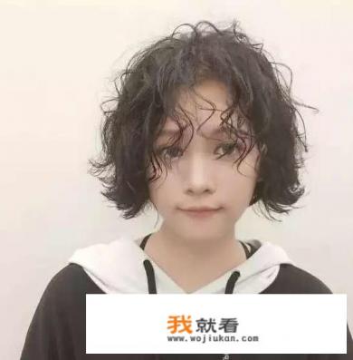 羊毛卷发型适合微胖的女生吗？