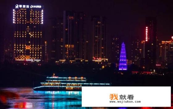 求一个壁纸，晚上的大海波光粼粼倒映着城市的灯光，有一艘游轮飘在海上，很像香港或者？