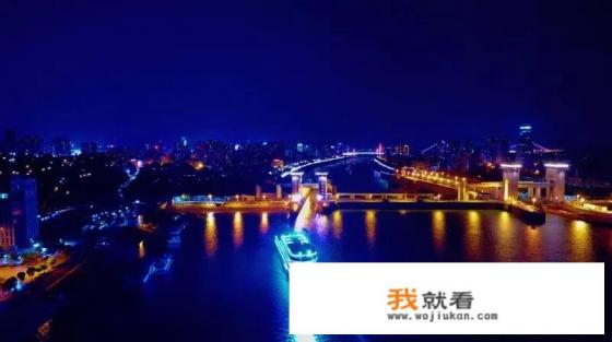 求一个壁纸，晚上的大海波光粼粼倒映着城市的灯光，有一艘游轮飘在海上，很像香港或者？
