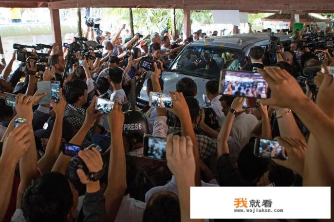 你怎么看待山东滨州一轿车突然“飞入”深坑，群众却纷纷拿起手机拍照？