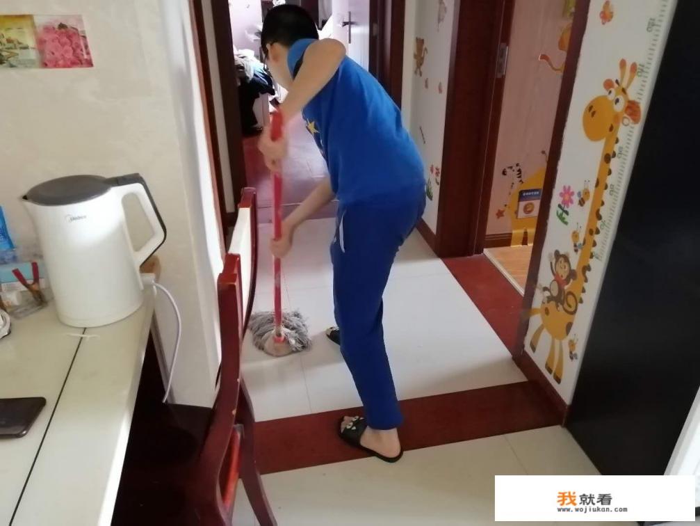 我家宝宝五岁了，整天看手机，怎么办呀？
