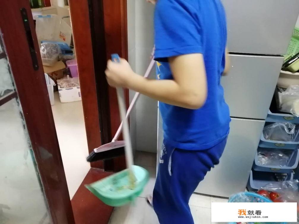 我家宝宝五岁了，整天看手机，怎么办呀？