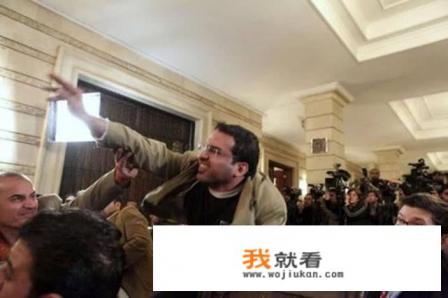 当年向小布什扔鞋的那位记者是谁?现在怎么样了？