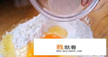 做蛋糕要放酵母粉吗？