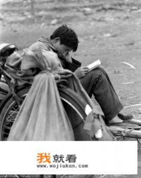 专心的看书还是专心地看书？