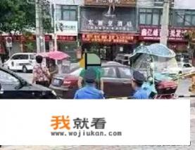 四川！卖瓜女占道经营，城管队员下跪劝导，这样的“柔性执法”好吗？