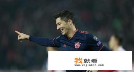 莱万14分钟上演欧冠最快大四喜，以10球领跑射手榜，C罗依旧哑火，你怎么看？