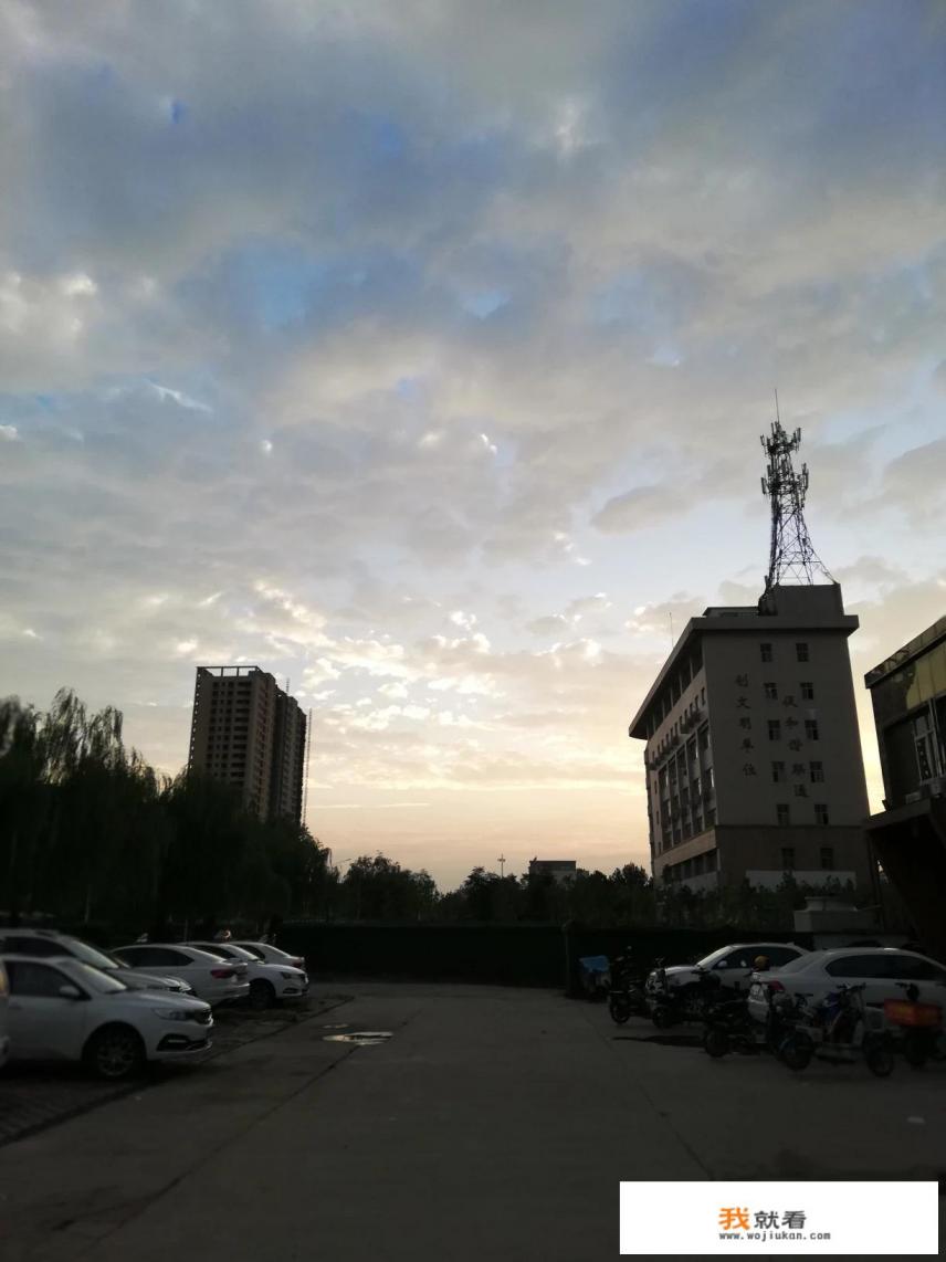 一个男人天天发微信聊天，一个月见两次面，能证明他喜欢你吗？