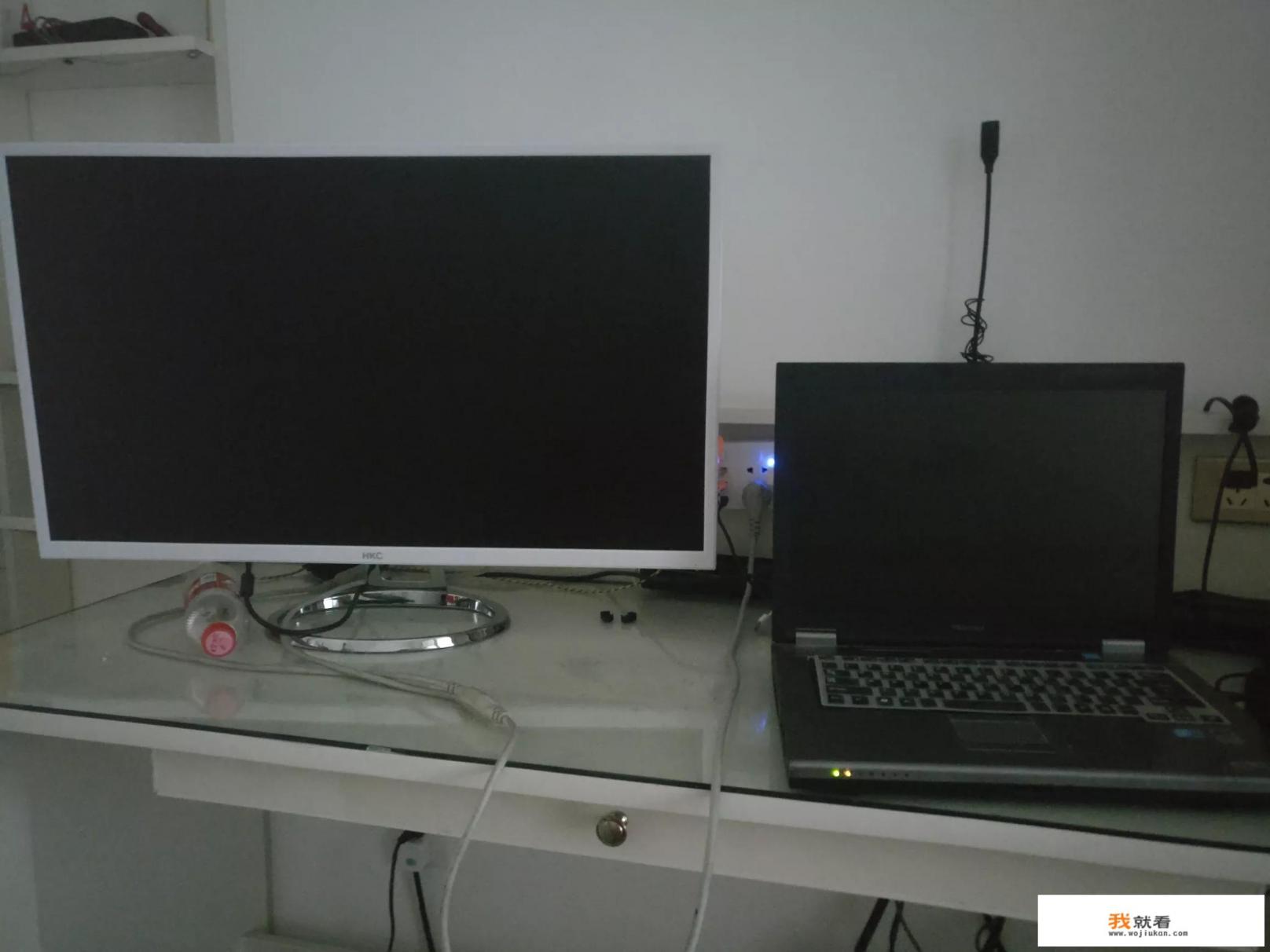 Win7电脑屏幕不居中怎么调节？