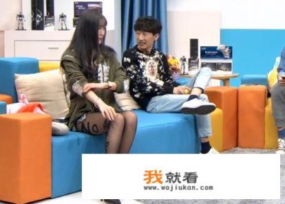 斗鱼又捧黑丝女解说，导播“轰炸式”镜头特写太良心，玩家直言专门来看腿，你怎么看？