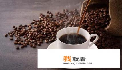 皮肤黑穿薄荷绿裤子怎么配上衣？