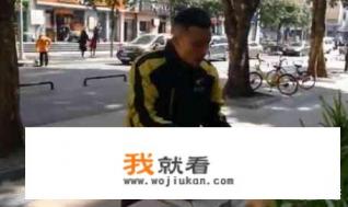 大家如何看待“深圳顾客因为汤洒退外卖，小哥路边用餐，”热搜下全是骂顾客的评论？