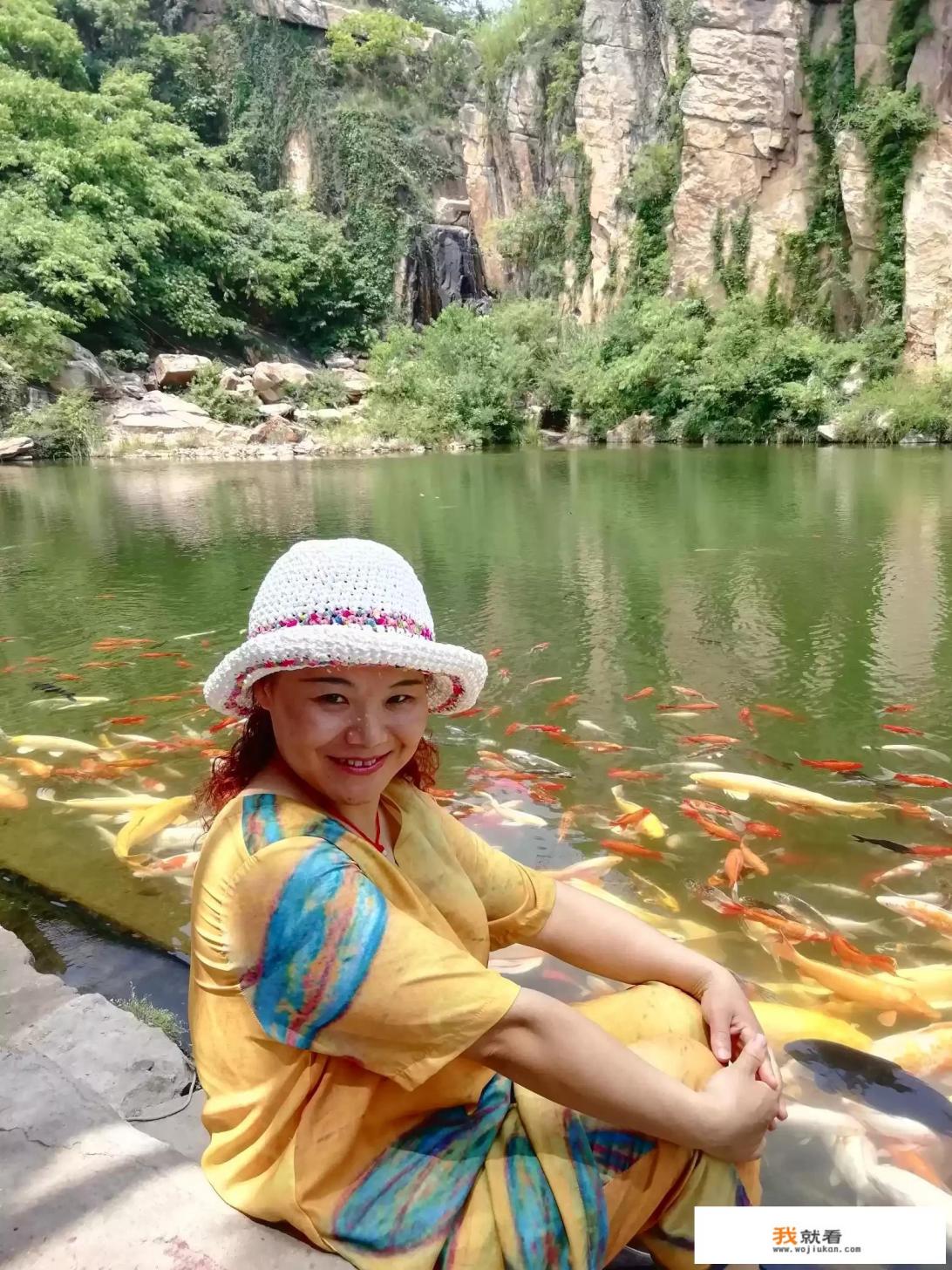 你认为彩色的照片和黑白的婚纱照哪个看起来更具艺术性？