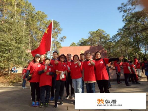 家里亲人沉迷网络，一天十几个小时躺着玩游戏，零社交，应该怎么办？
