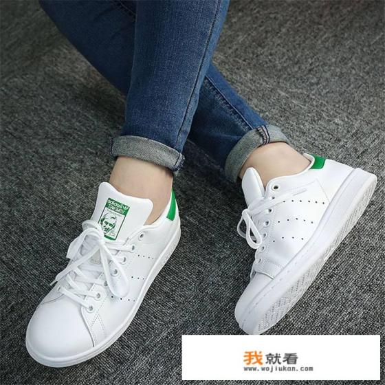 kappa的logo为什么是一对男女靠背坐着的？
