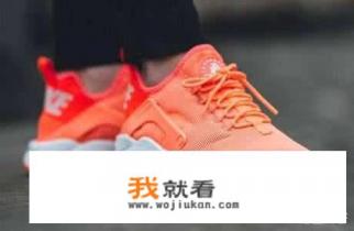 kappa的logo为什么是一对男女靠背坐着的？