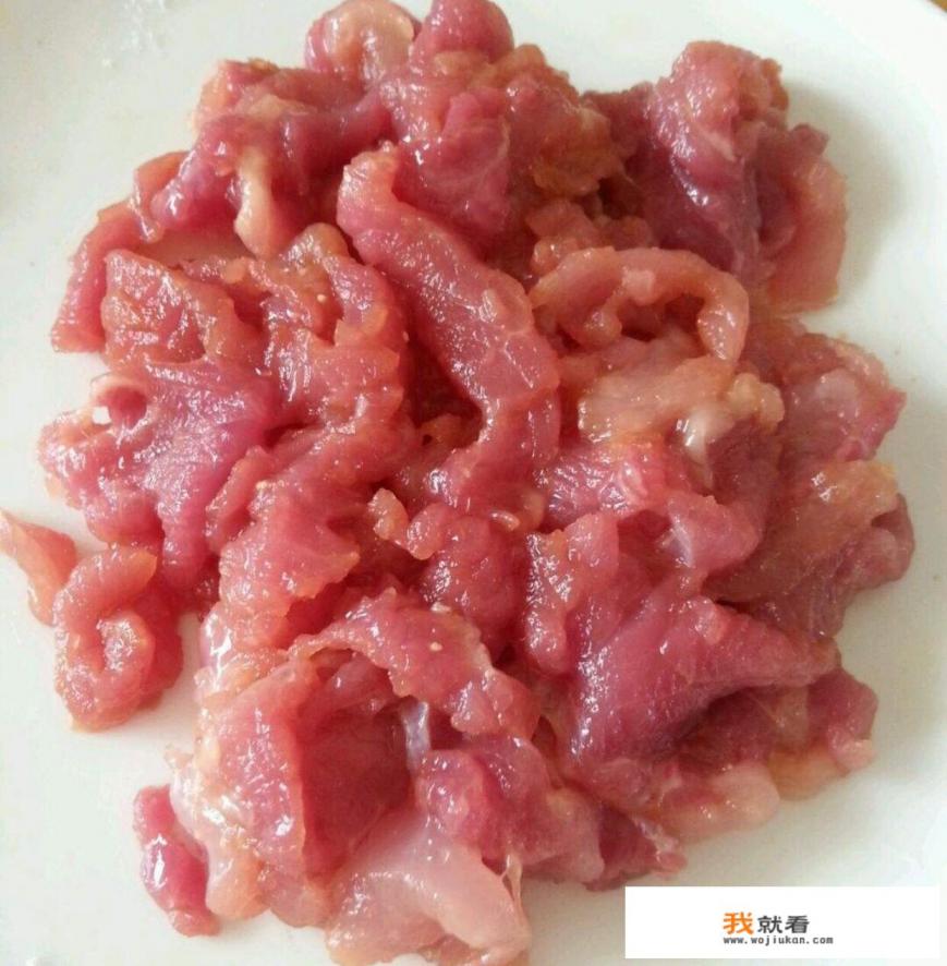 炒肉丝的时候怎么让肉丝炒后不老并且还很滑嫩呢？