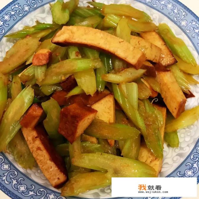 芹菜炒香干是怎么做的？