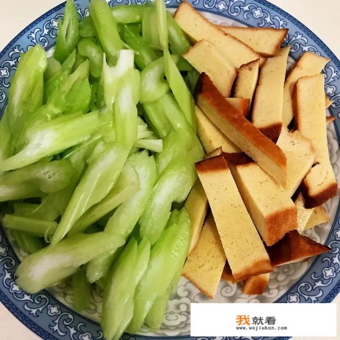 芹菜炒香干是怎么做的？