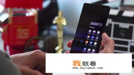 索尼xperia 1ii屏幕是m8材质？