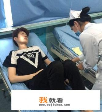 每月10000包吃住，但每天都要打王者，不允许打其他游戏，走职业化道路，你愿意吗？