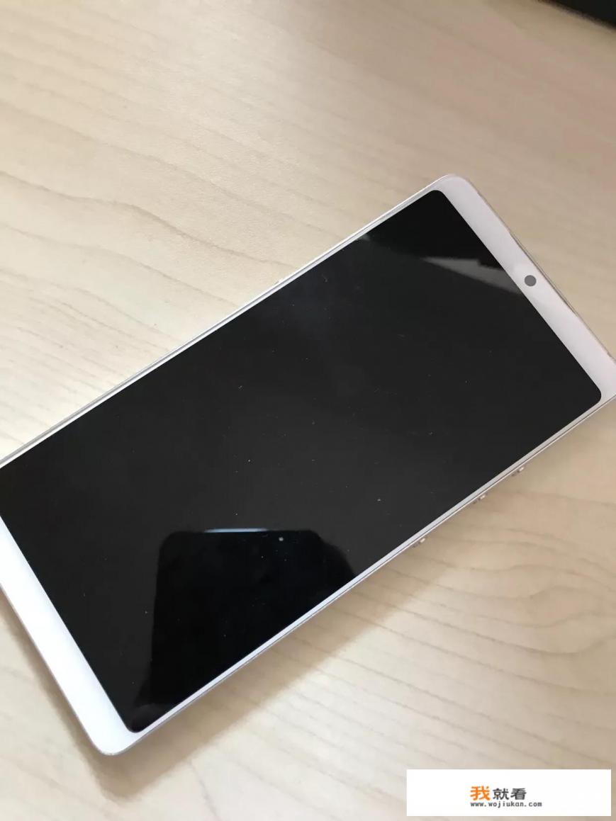现在这个时候，锤子的坚果Pro2还值得入手吗？