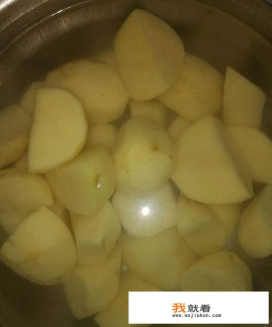 红烧排骨焖土豆步骤？