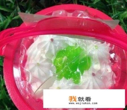 请问慕斯蛋糕和奶油蛋糕的区别？