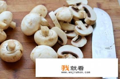 蘑菇炒肉的做法？
