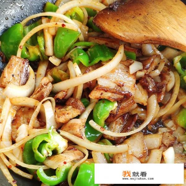 回锅肉除了传统的蒜苗回锅、青椒回锅外还有其他创意做法吗？