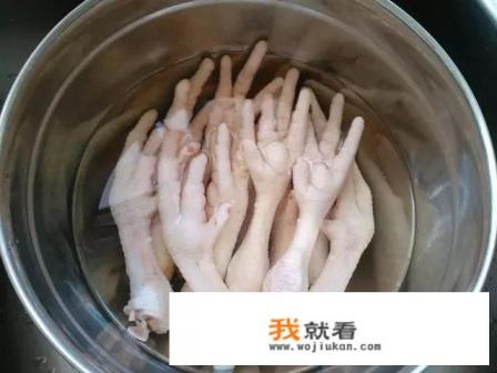 鸡爪能在卤水里泡多久？
