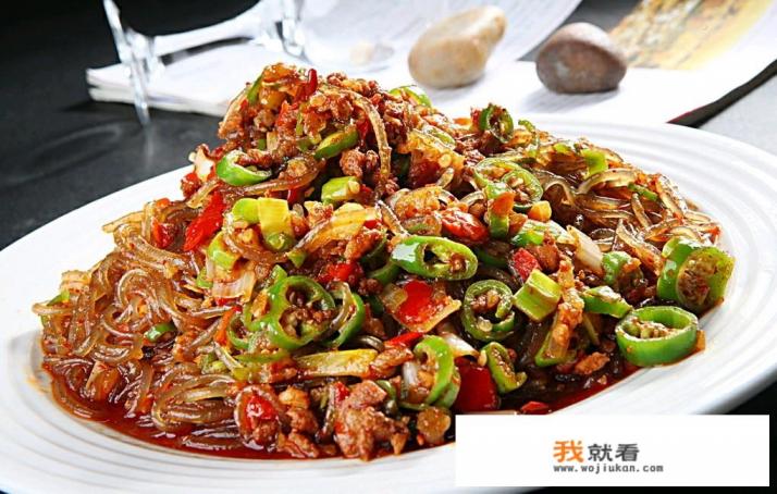 葱头、牛肉、木耳炒粉条做法？