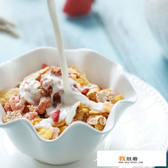 减肥期燕麦早上吃还是晚上吃，哪个效果好？