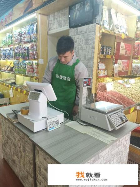 我想开一家零食店，加盟好还是自主开店好？加盟店什么品牌好？