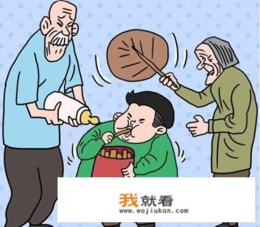 菲律宾一13岁孩子沉迷网游，母亲无奈一旁喂饭。中国父母怎么看？