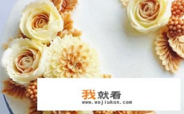 现在市场上的蛋糕店是不是不流行裱花了？