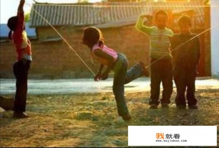 滚铁环、踢键子、玩弹弓、跳房子……儿时游戏你还记得哪些？