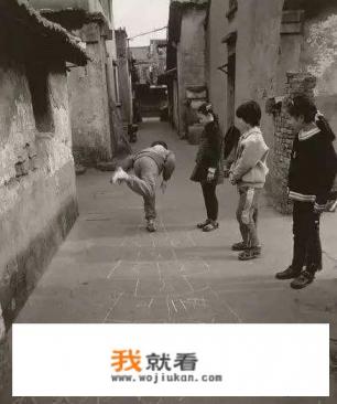 滚铁环、踢键子、玩弹弓、跳房子……儿时游戏你还记得哪些？