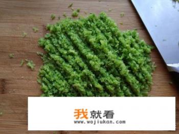 芹菜牛肉饺子的馅怎么调？