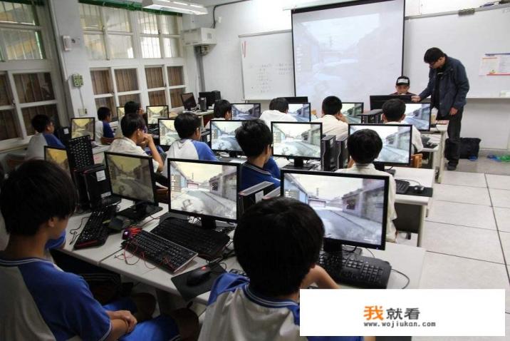 网络游戏的职业选手或主播们在该游戏没落后怎么生存？