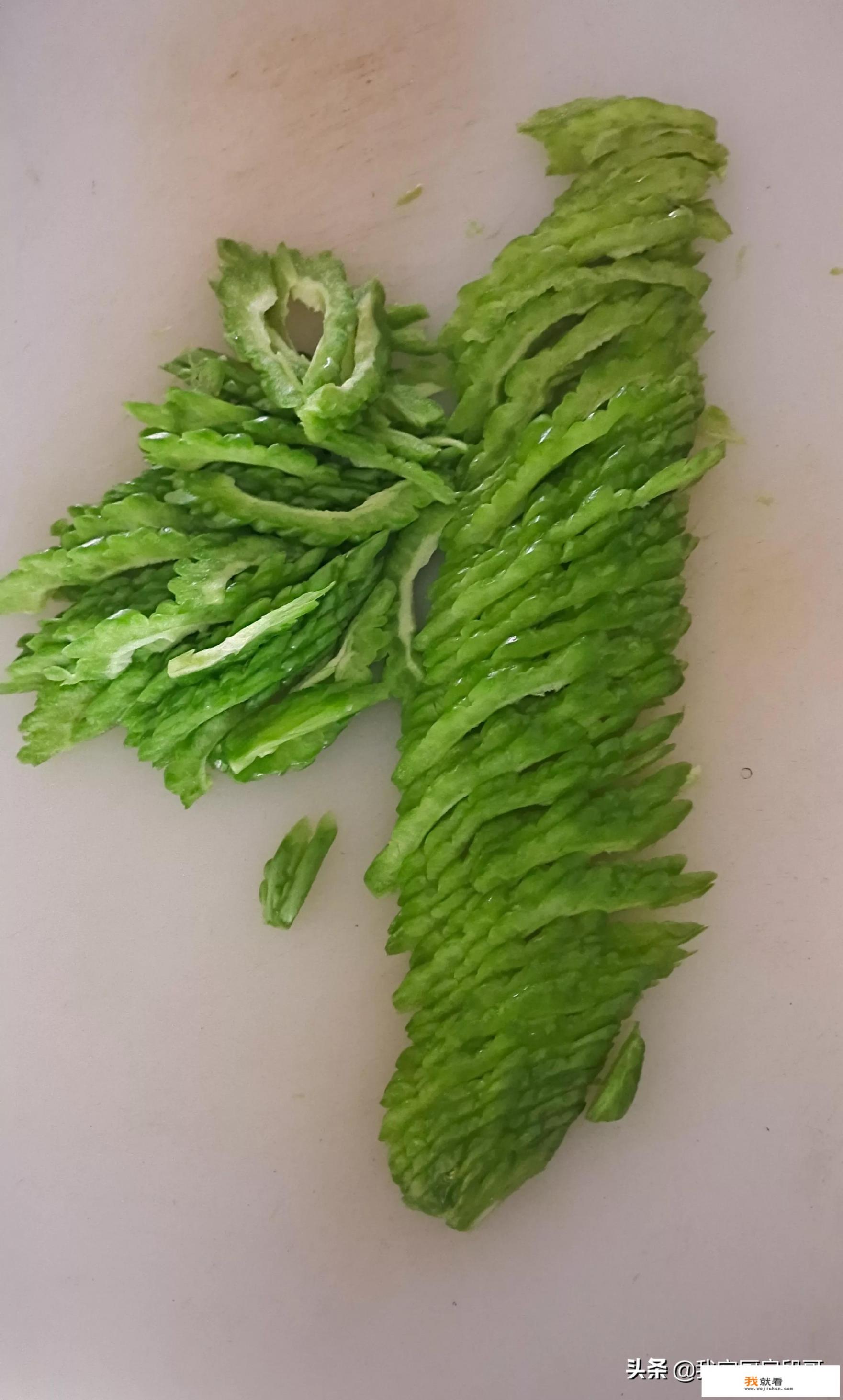 凉拌苦瓜要焯水吗？
